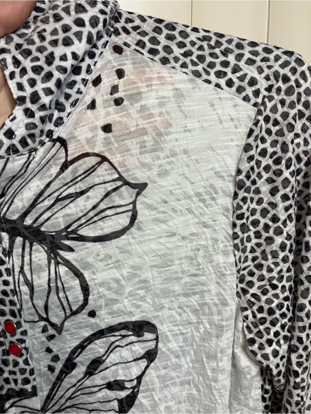 Black & White Floral Butterfly Button-Down Shirt - Picture 4 of 7